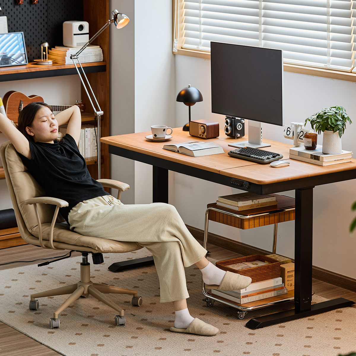 Woody Prime Cherryバイカラー電動昇降ワークデスク | 高級感と機能性 Woody Prime Cherryバイカラー電動昇降ワークデスク | 高級感と機能性