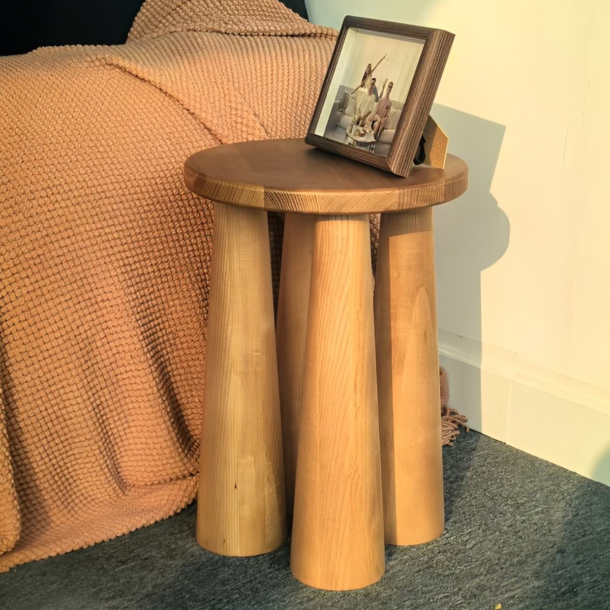 アンティークラウンドサイドテーブル – CAGUUU