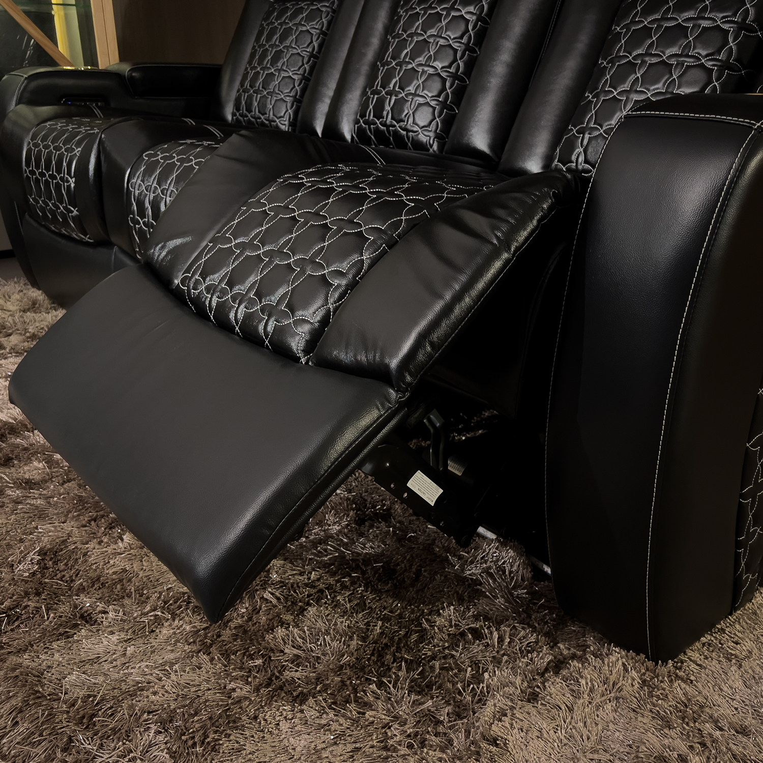 電動リクライニングソファ｜角度調整が自由自在・贅沢な