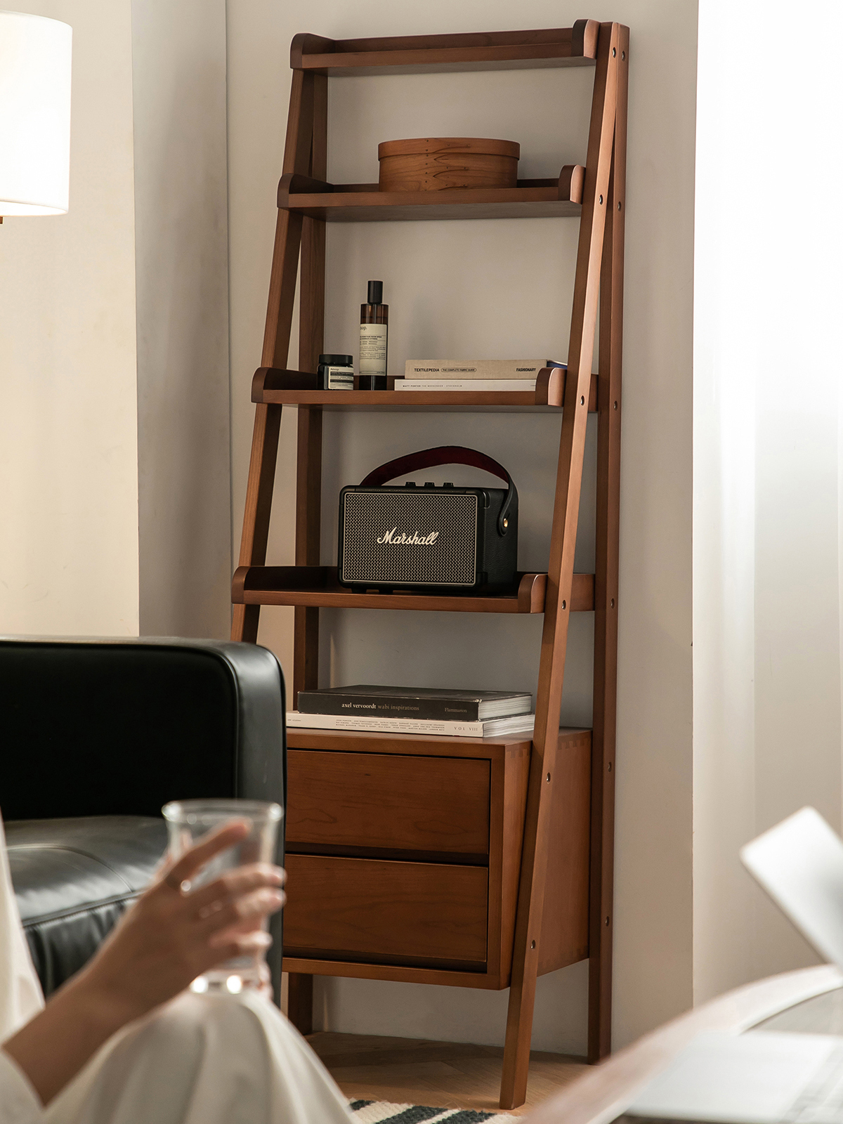 デザインコーナーキャビネット | 部屋の角を有効活用できる三角