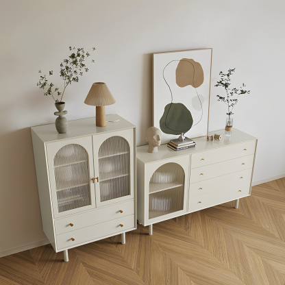 クラシックアーチキャビネット | 優雅なアーチ型ガラス扉と高級ピアノ