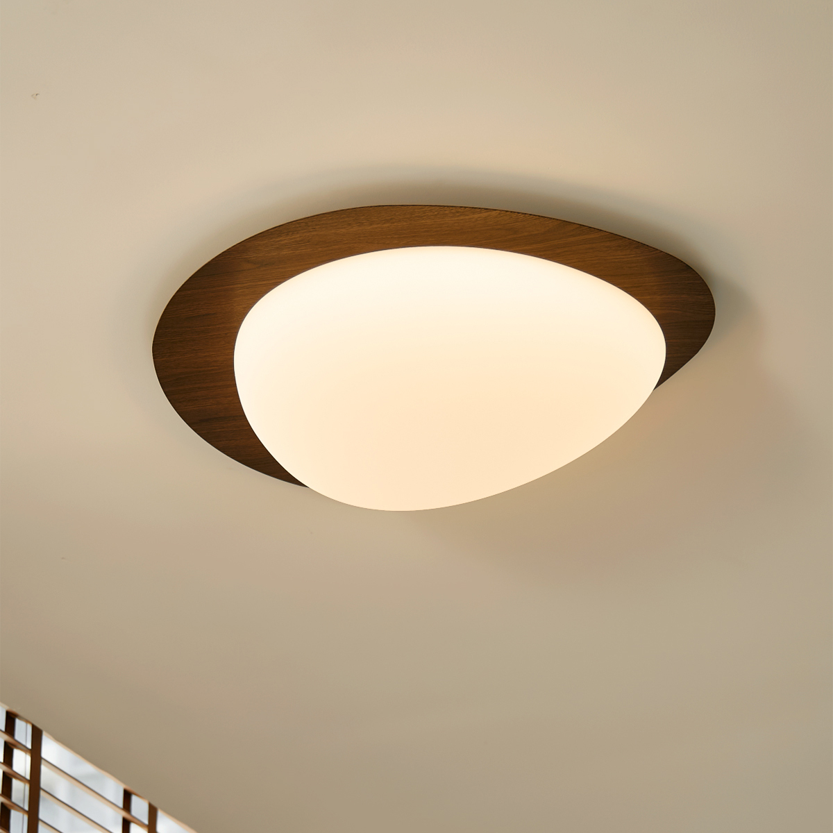 オーバルシーリングライト | シーンに応じた柔軟な光色調整可能 – CAGUUU