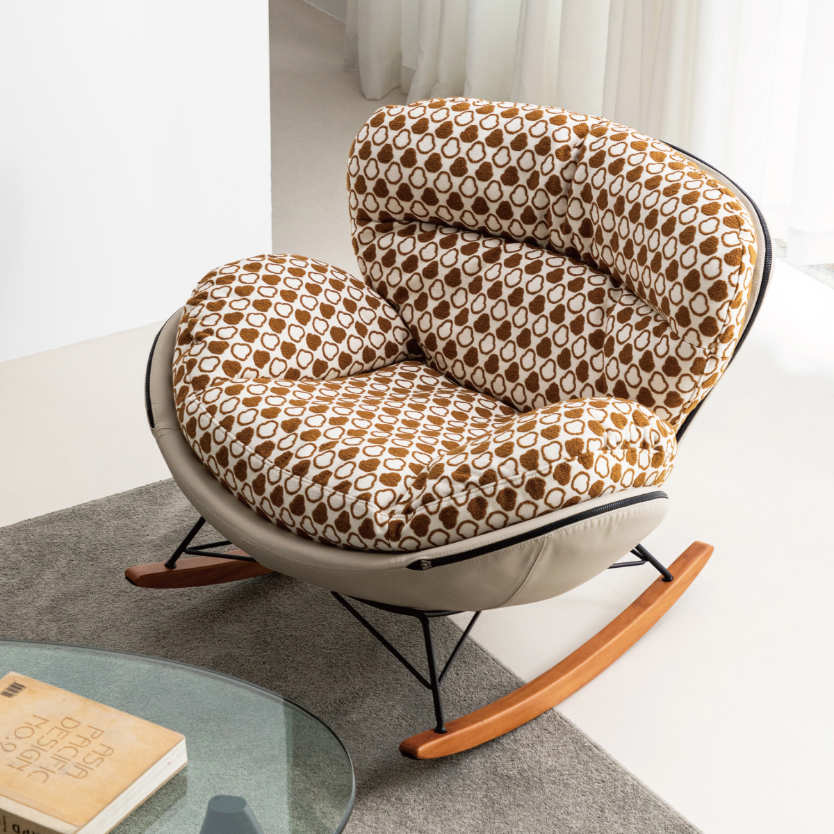 癒しの時間を楽しむロッキングチェア｜やさしい揺れで心地よい空間