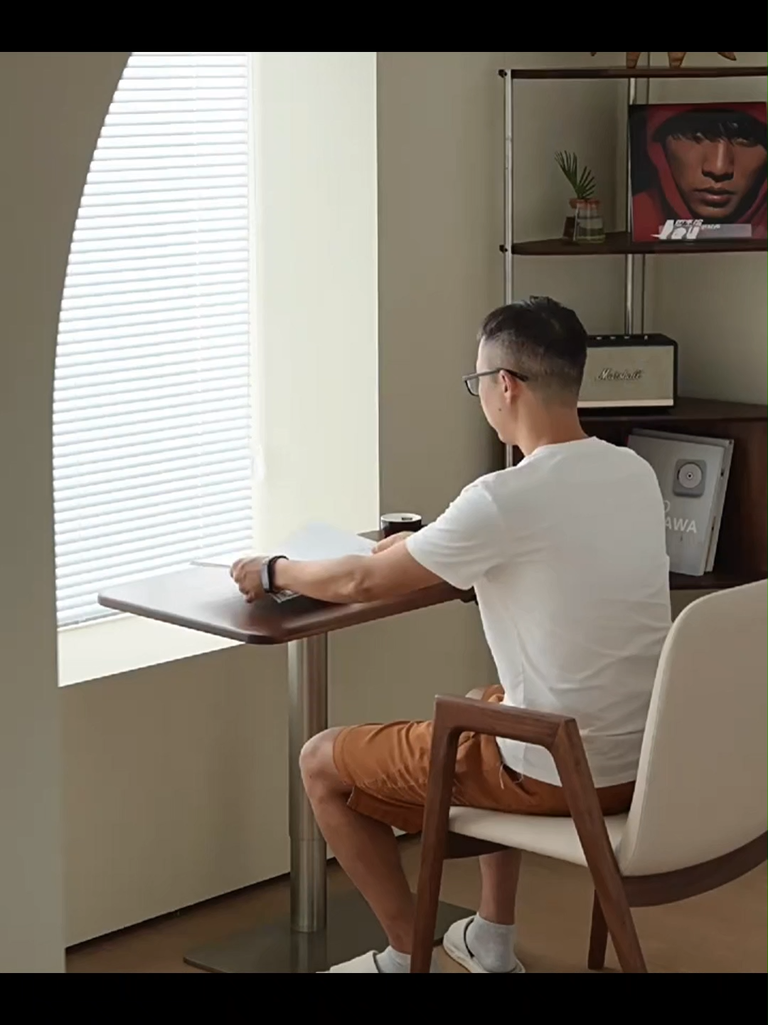 ガス圧昇降デスク