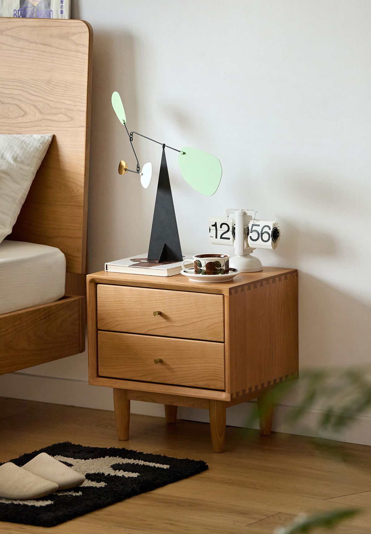 Woody Prime Cherry コンパクトナイトテーブル | 耐久性と高級感を備え