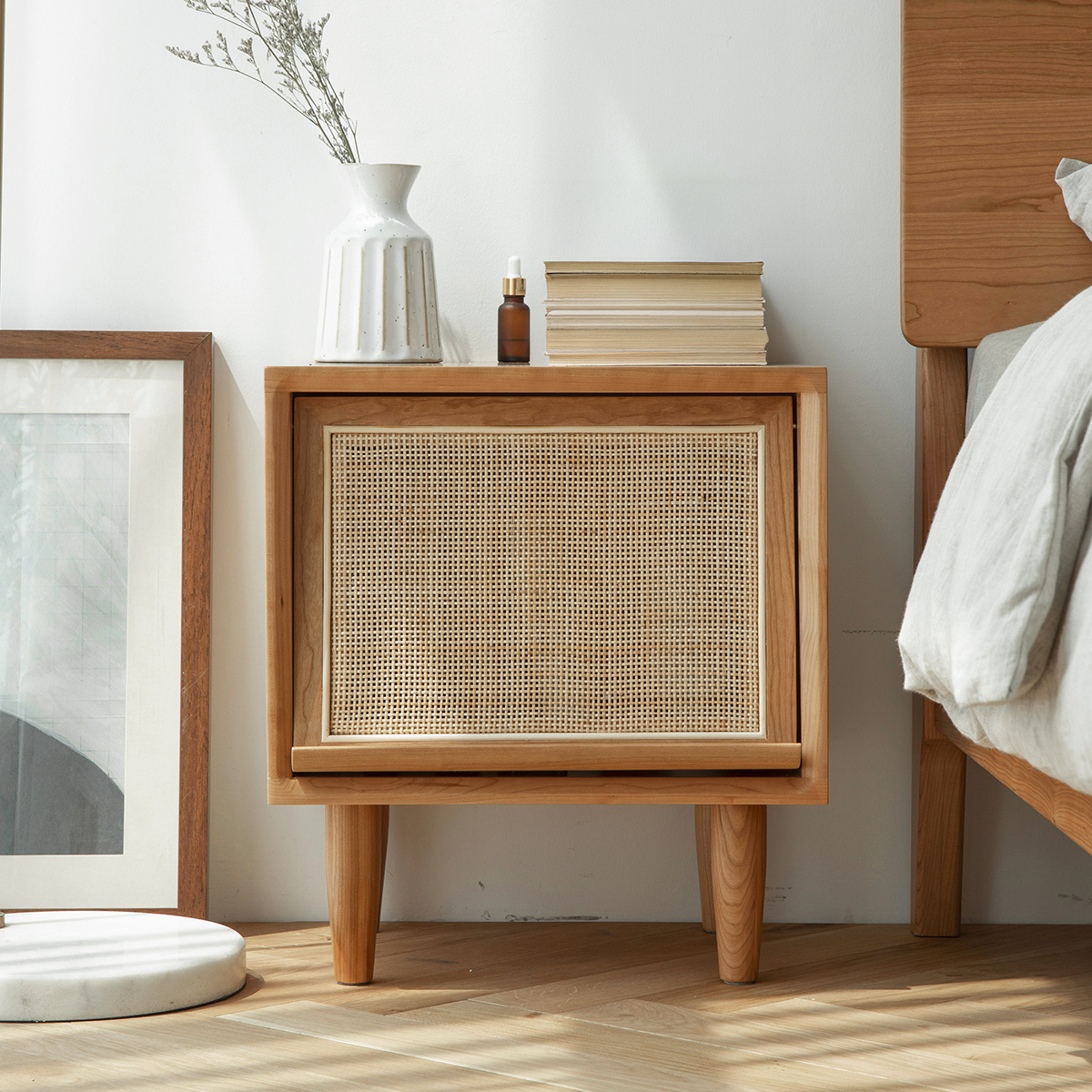 Woody Prime Cherry 木製ラタン調ナイトキャビネット | チェリー材と