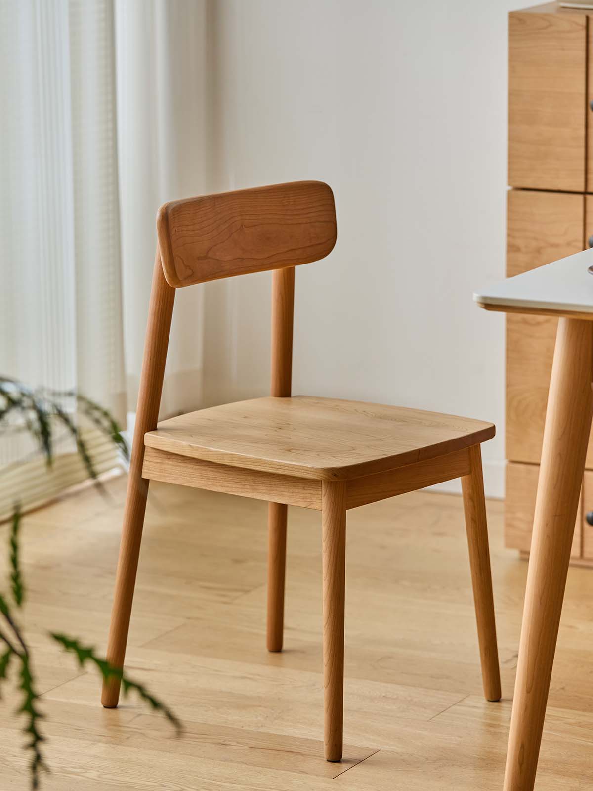 クラシックウッドダイニングチェア | 快適な座り心地と洗練された存在