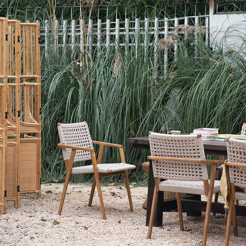 チーク材アウトドアチェア | 耐候性に優れた名材で、屋外時間を贅沢に