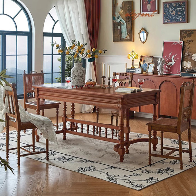 クラシックデザインダイニングテーブル | 彫刻の陰影が美しい