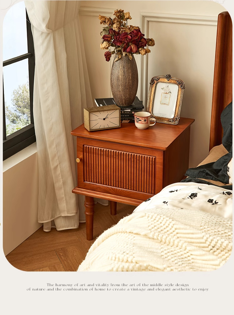 クラシック木製ナイトテーブル | ヴィンテージ感漂う優雅な収納