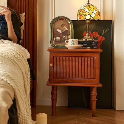 クラシック木製ナイトテーブル