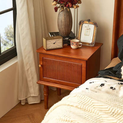 クラシック木製ナイトテーブル | ヴィンテージ感漂う優雅な収納