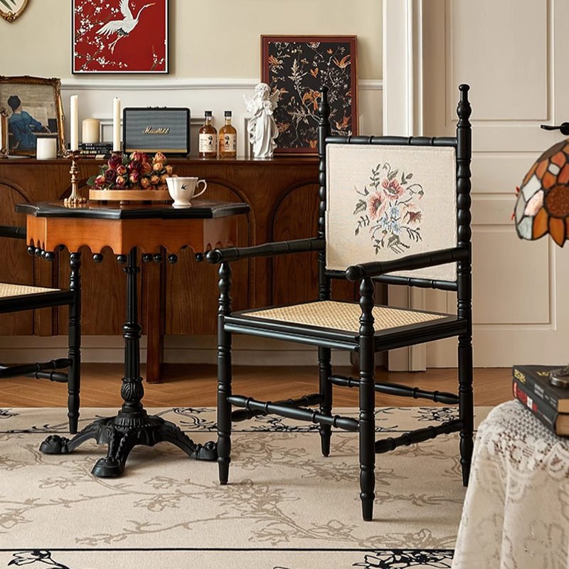 刺繍入り木製アームチェア