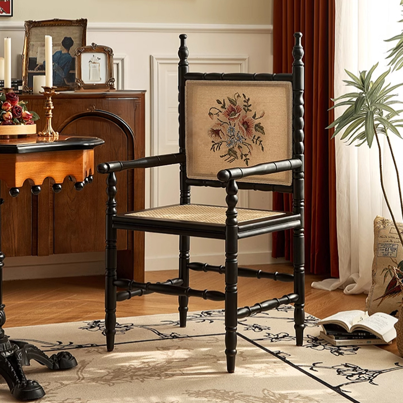 刺繍入り木製アームチェア