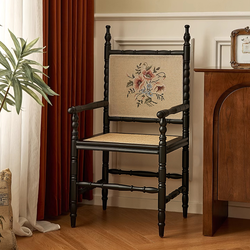 刺繍入り木製アームチェア