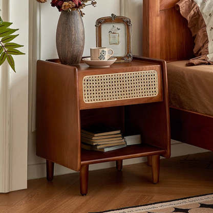 ラタン調木製ナイトテーブル | ヴィンテージ感と実用性の完璧な融合