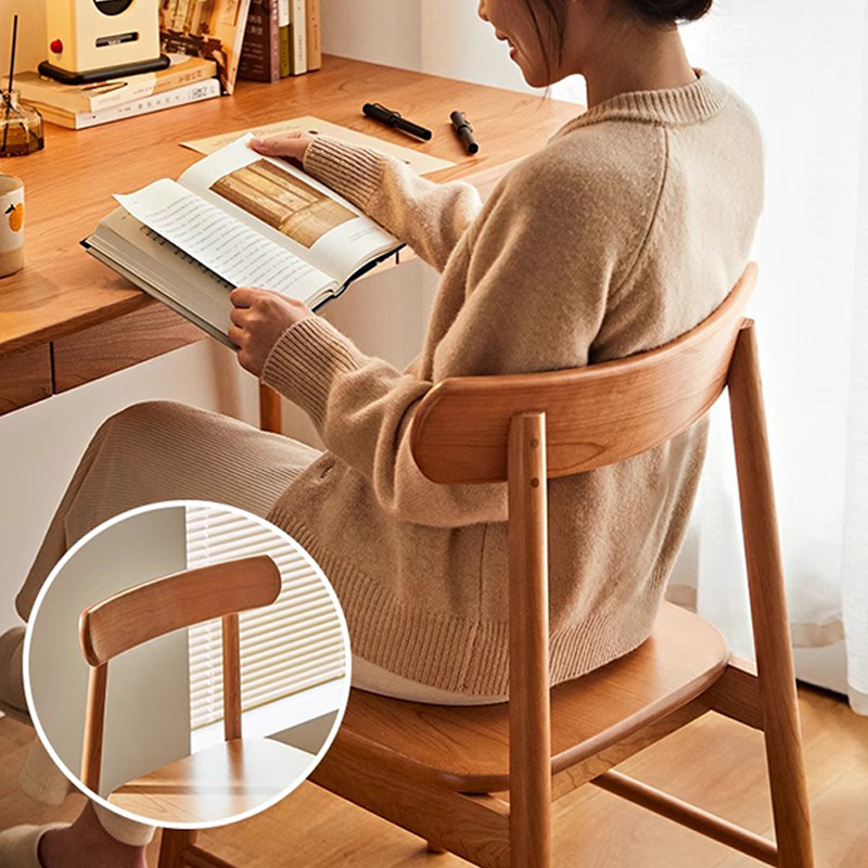 シンプルダイニングチェア | チェリー材の質感が映える高級感と快適さ