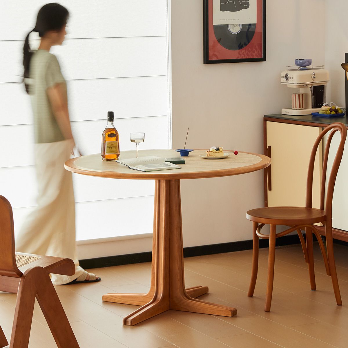 クーポン利用で10%OFF CAGUUU 高級セラミックラウンドダイニングテーブル L95*W95*H75cm 耐久性に優れたラウンドテーブル シントレードストーントップ 耐熱性 高級セラミックラウンドダイニングテーブル | 傷や熱に強い耐久性抜群