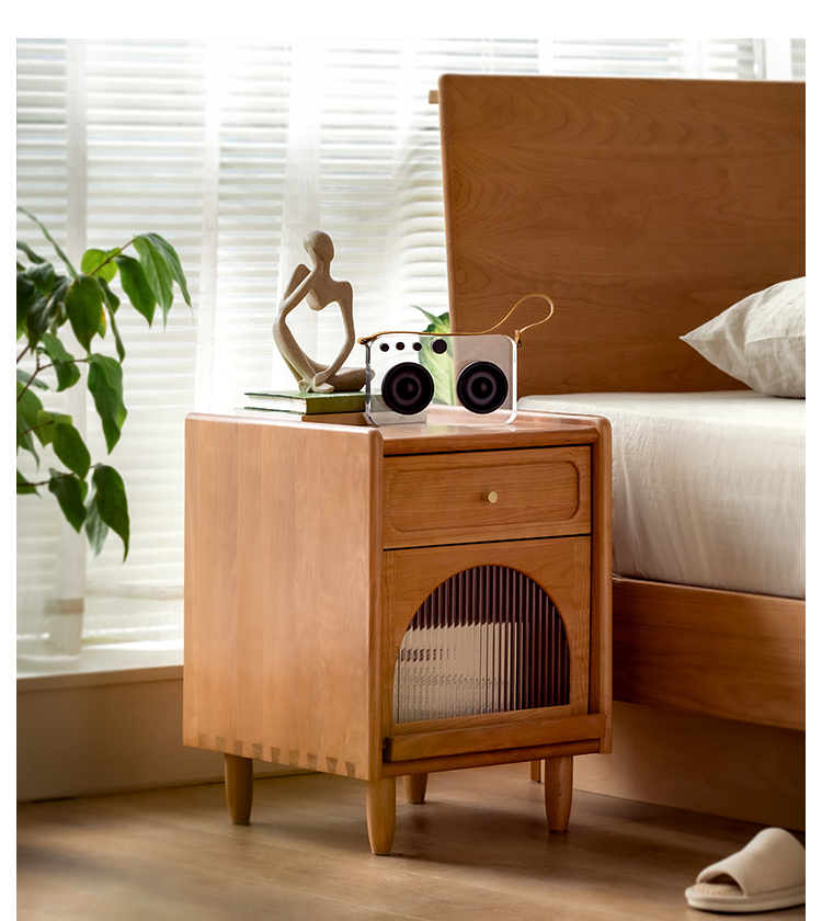 リブガラスチェリー材ベッドサイドキャビネット | ほのかな透け感と