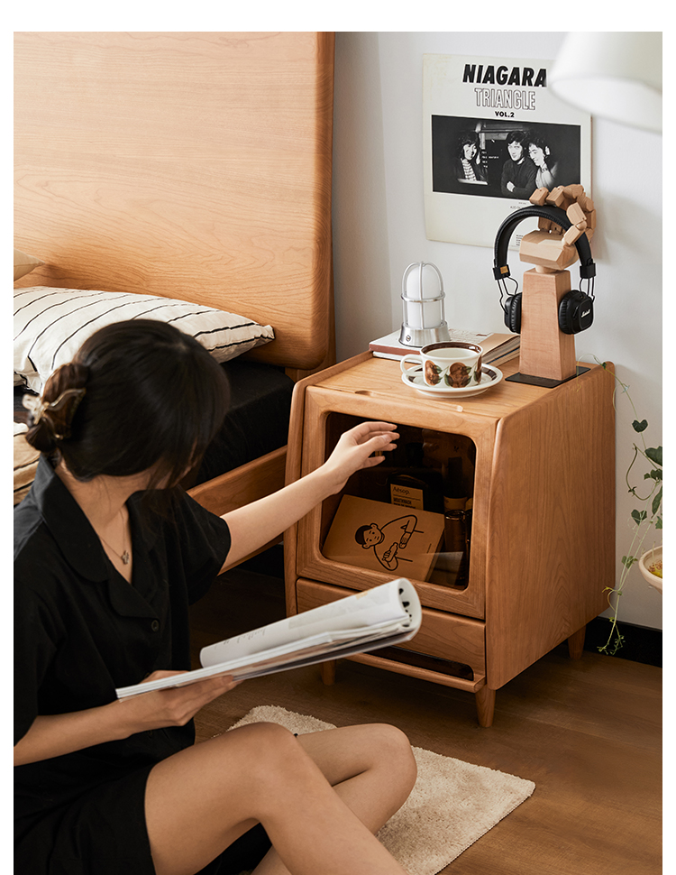 英国風　レトロなサイドキャビネット　ベットサイド　キャスター付き　美品 英国風 レトロなサイドキャビネット ベットサイド キャスター付き 美品