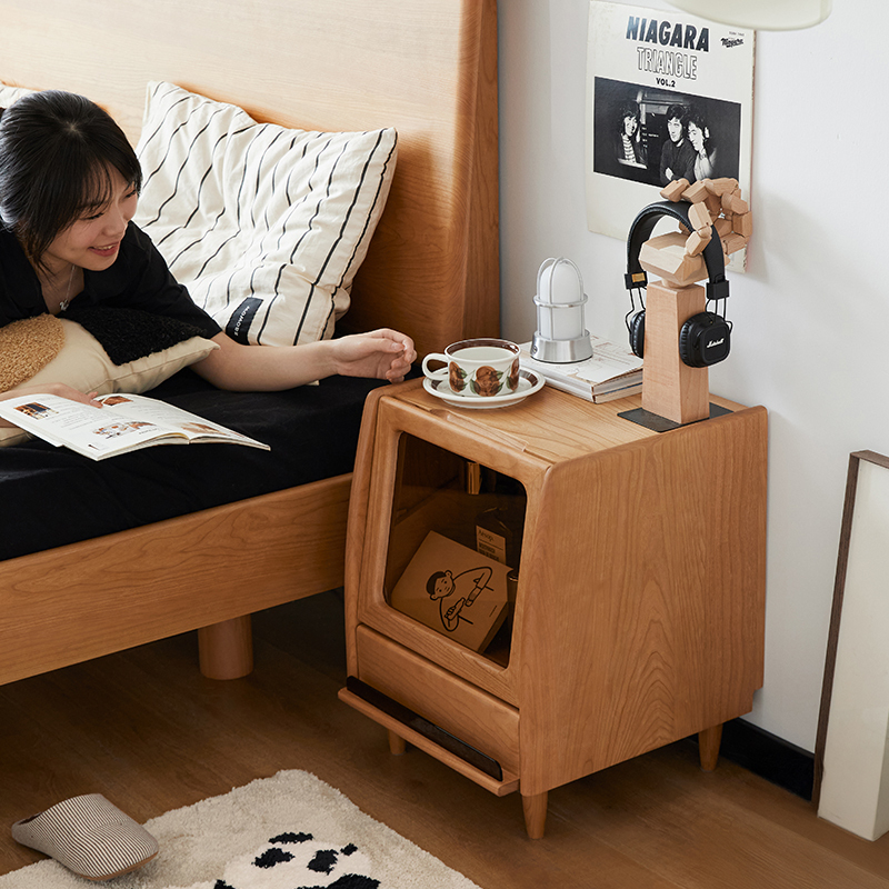 チェリー材 レトロガラスベッドサイドキャビネット