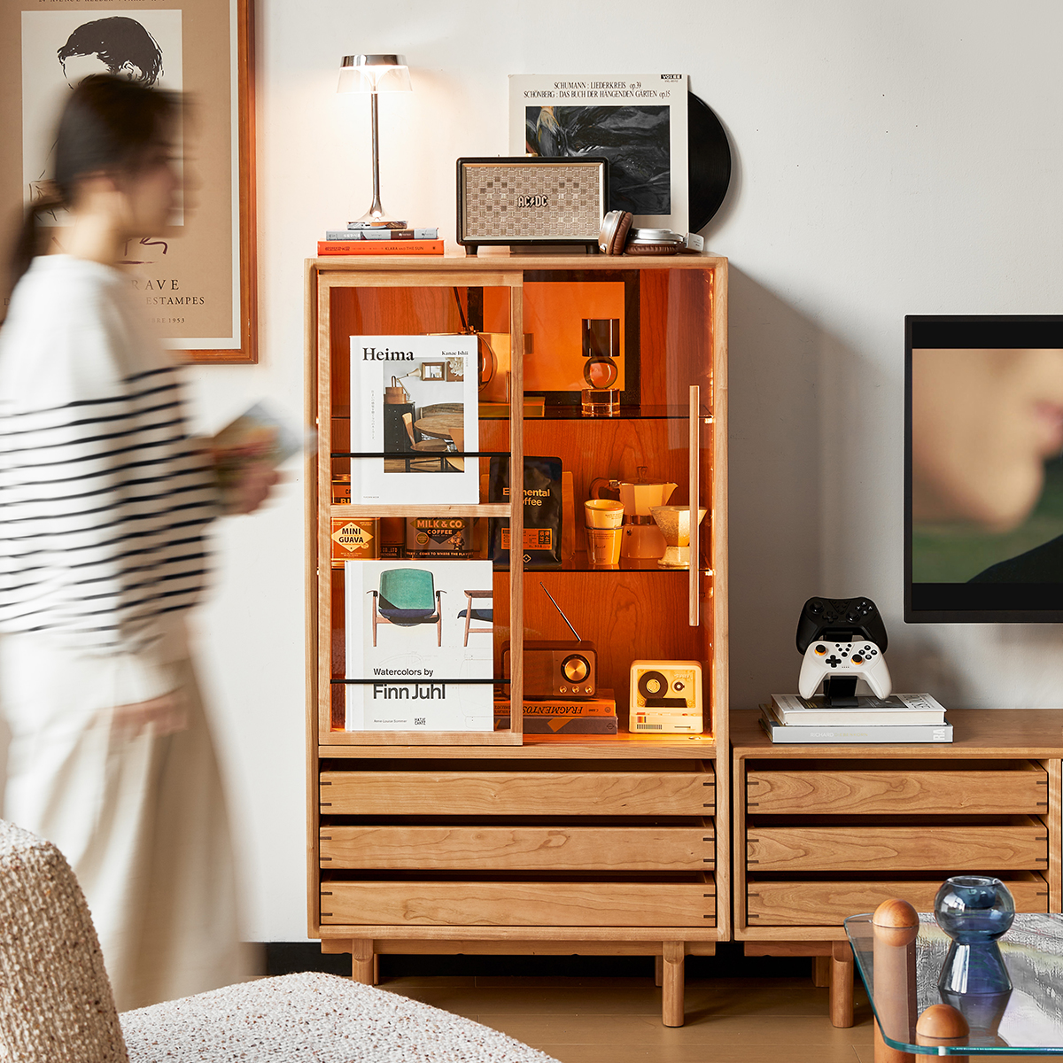 チェリー材 北欧風ディスプレイキャビネット | 見せる・しまうを美しく