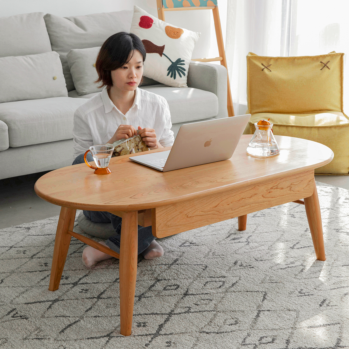 引き出し付き楕円形ウッドセンターテーブル | 収納力と美しさを