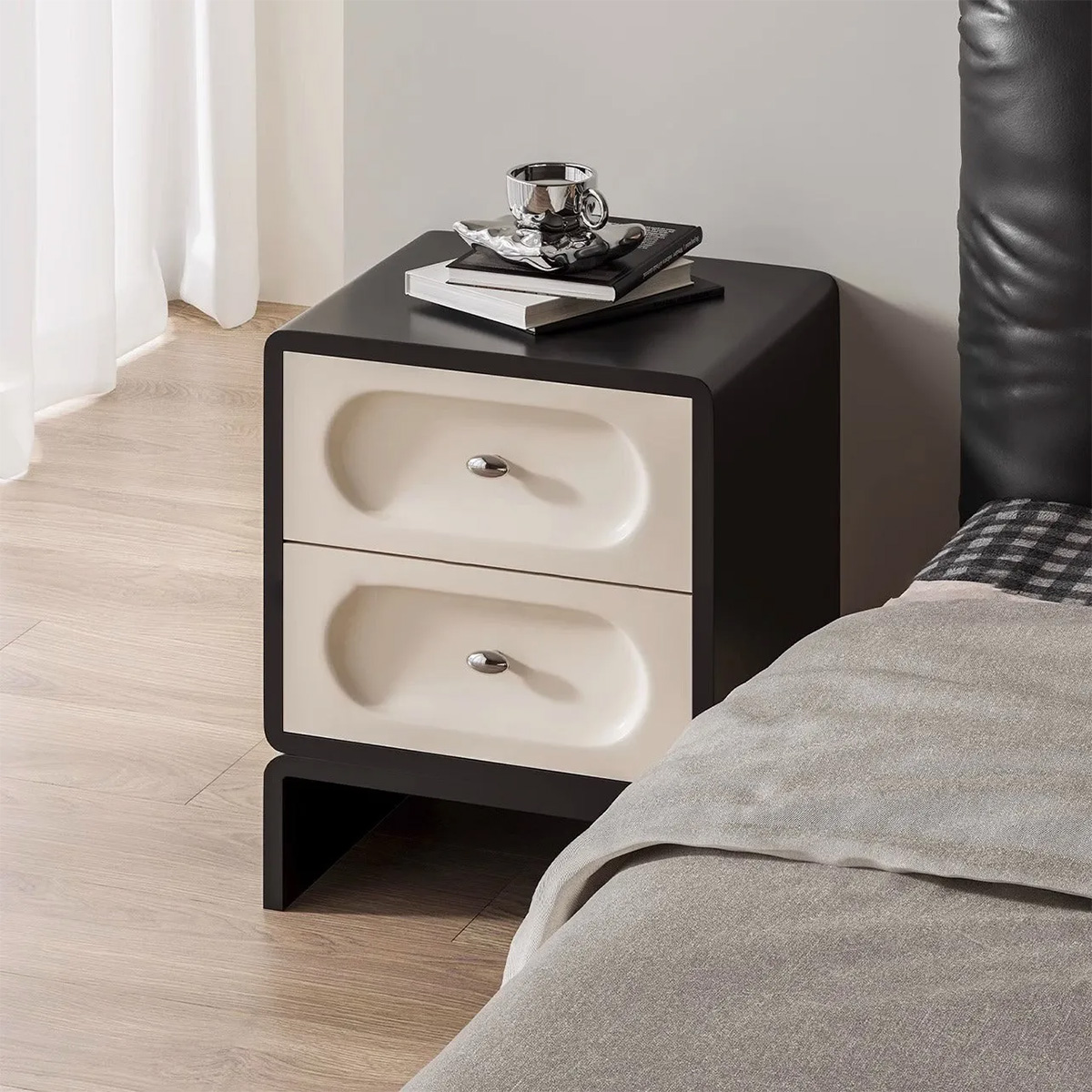 カプセル型ベッドサイドテーブル