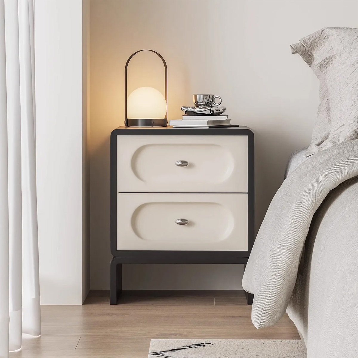 カプセル型ベッドサイドテーブル