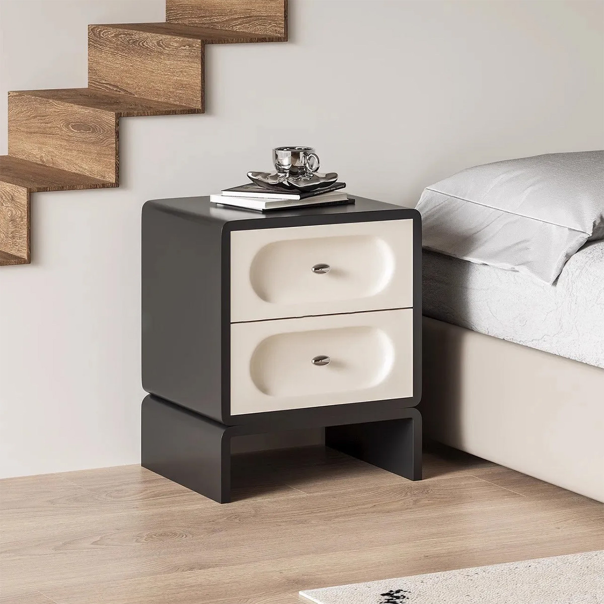 カプセル型ベッドサイドテーブル