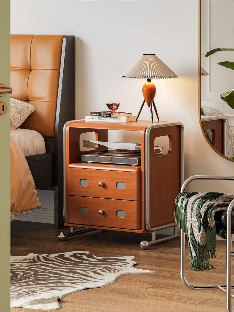 ヴィンテージ風ベッドサイドテーブル | 小ぶりでも存在感、懐かしさ