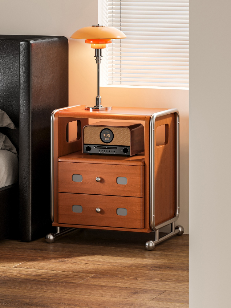 ヴィンテージ風ベッドサイドテーブル | 小ぶりでも存在感、懐かしさ