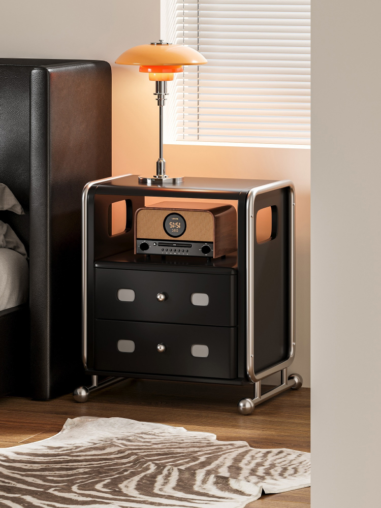 ヴィンテージ風ベッドサイドテーブル | 小ぶりでも存在感、懐かしさ