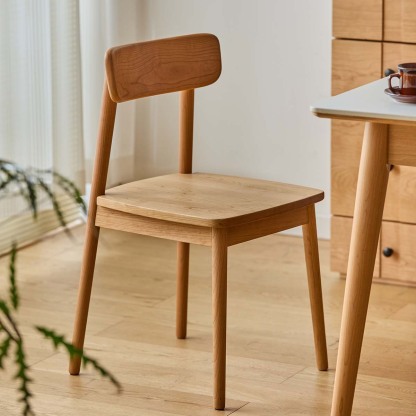 クラシックウッドダイニングチェア | 快適な座り心地と洗練された存在