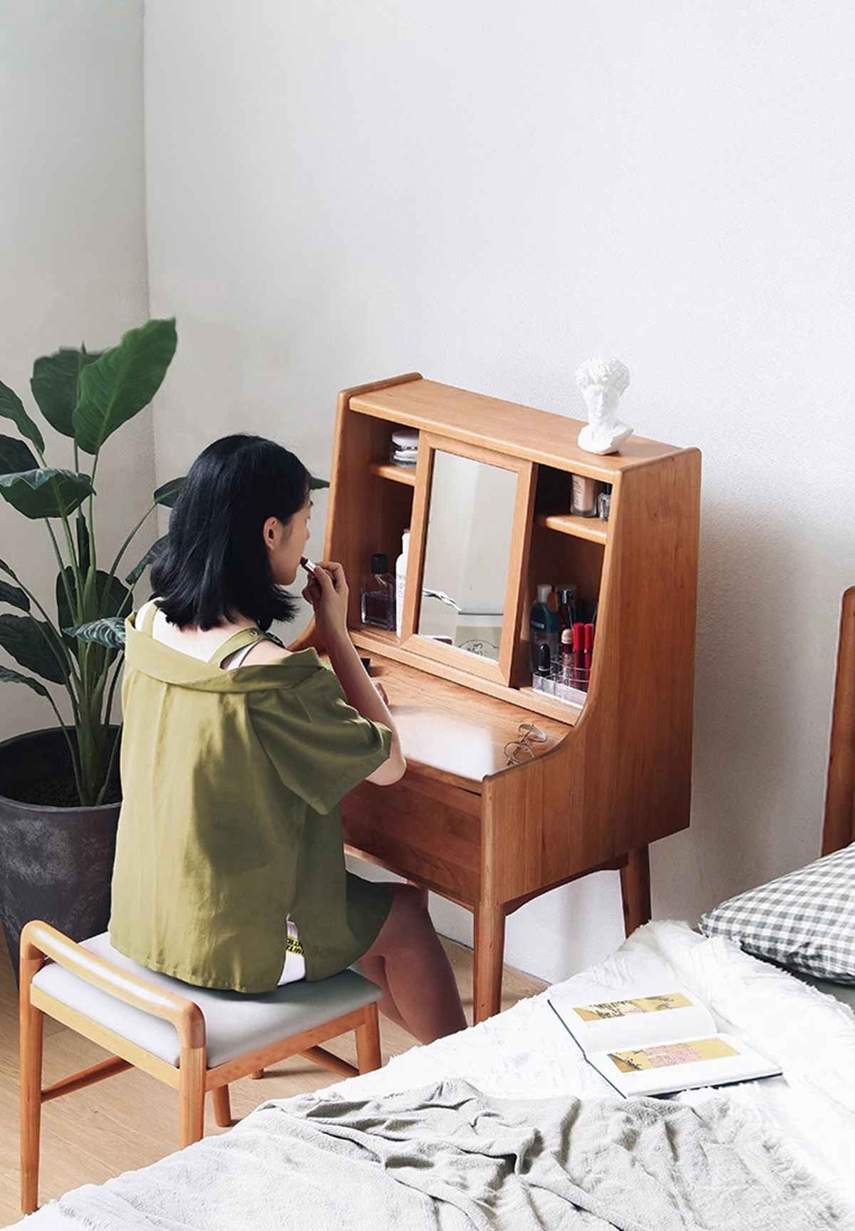 ミラー付きコンパクトウッドドレッサー | 高級感と機能性を兼ね備えた