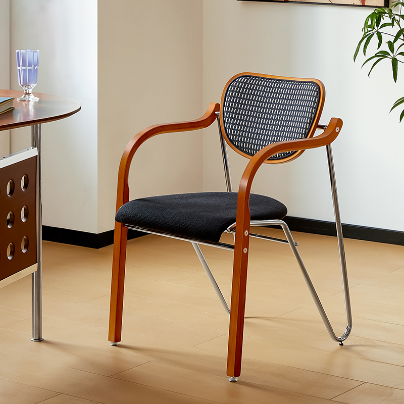 レトロラインカーブチェア | 曲線美が映える、長く座っても快適な一脚