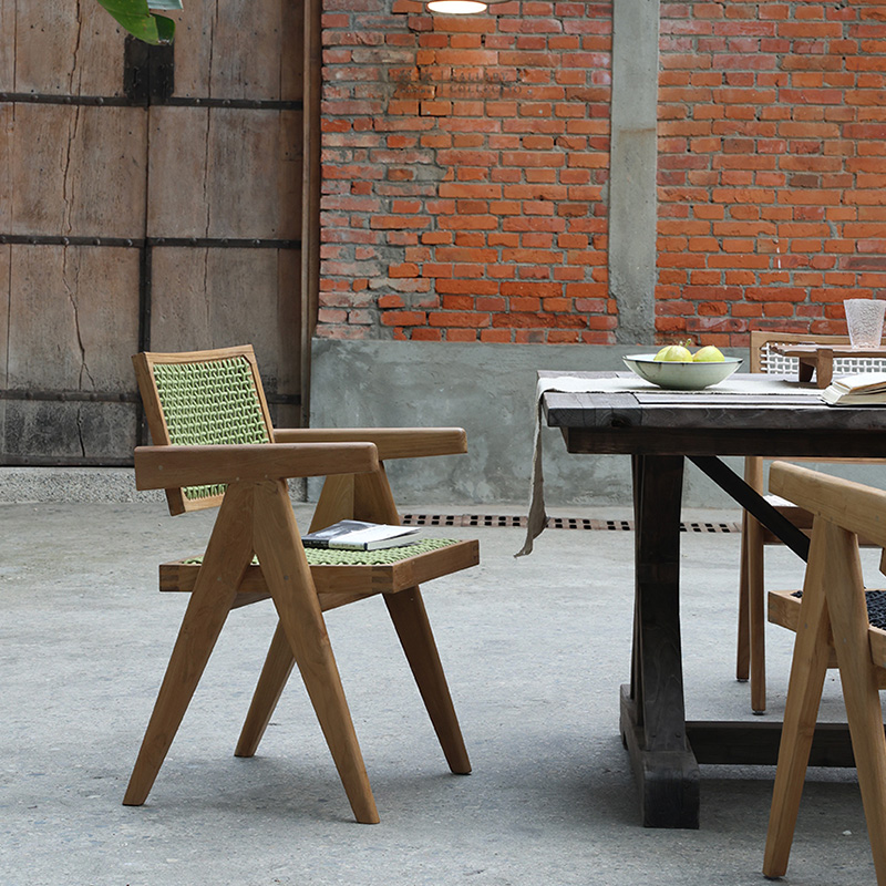 Vレッグ編み込みチェア | 細やかな編み込みが映える、頼れる屋外向け