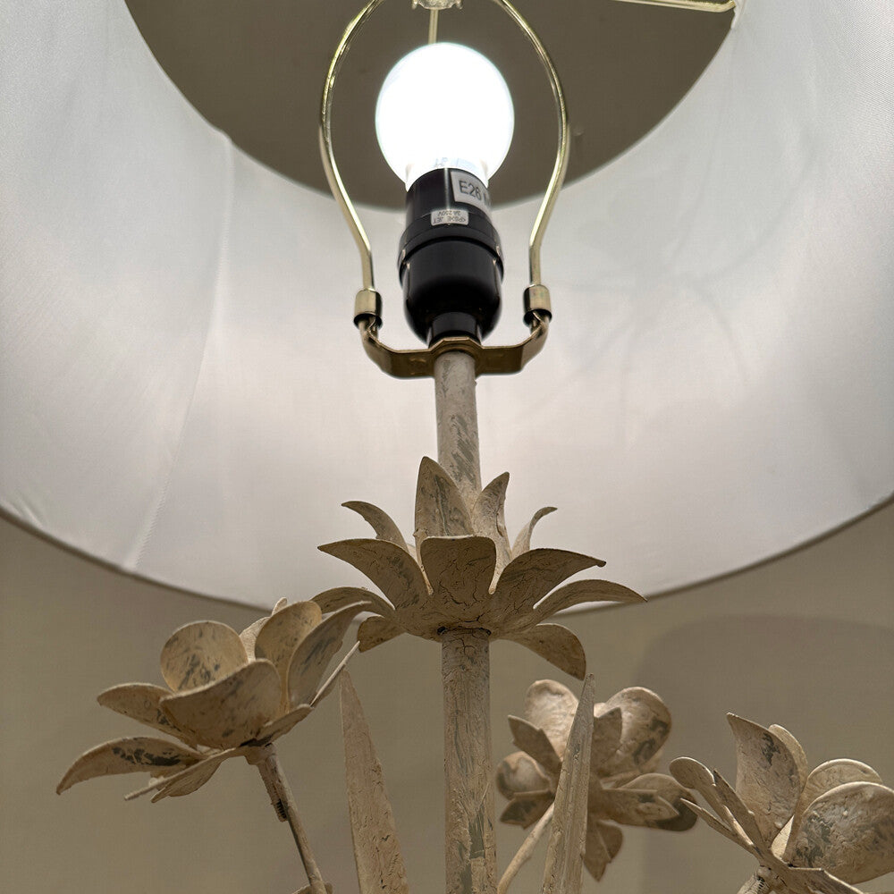 アンティーク風フラワーモチーフテーブルランプ | 花のレリーフが品