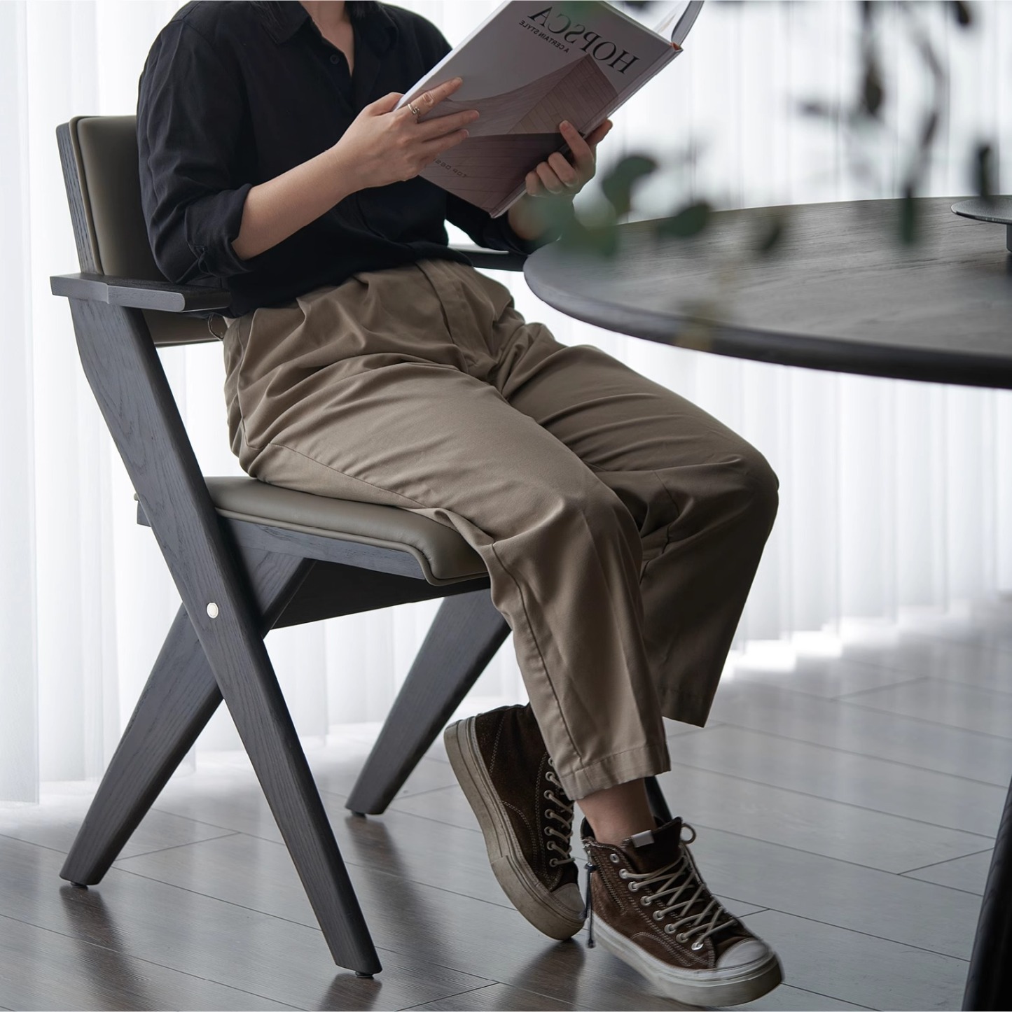 肘掛け木製ダイニングチェア