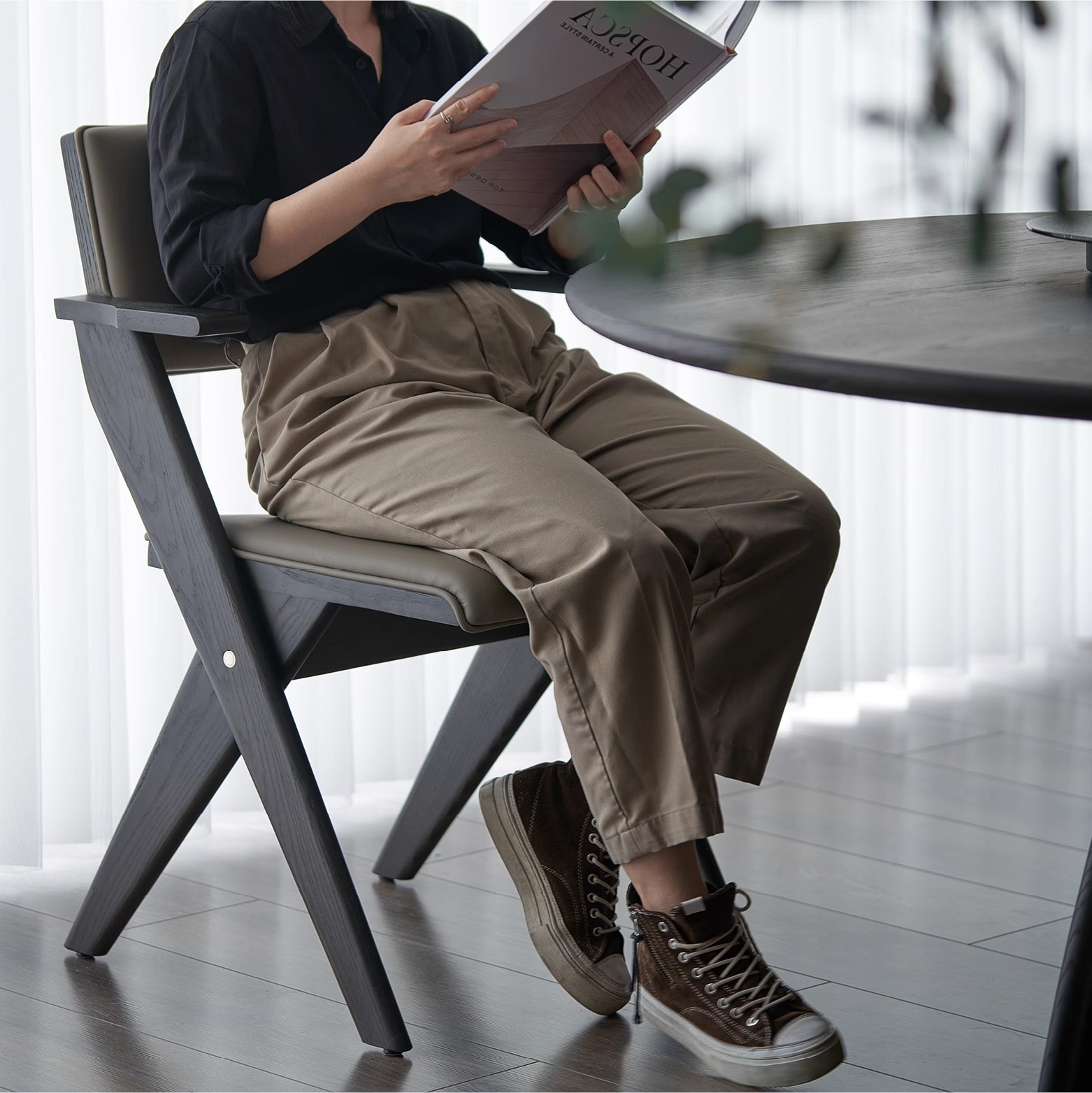 肘掛け木製ダイニングチェア