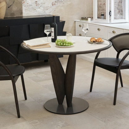 エレガントラウンドティーテーブル