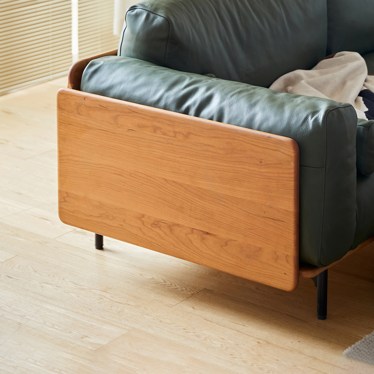 ウッドフレーム本革クッションソファ【カスタマイズ可】