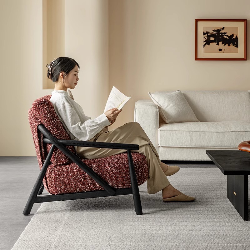 Woody Auraモダン風ファブリックソファチェア | 高耐久性と快適な座り