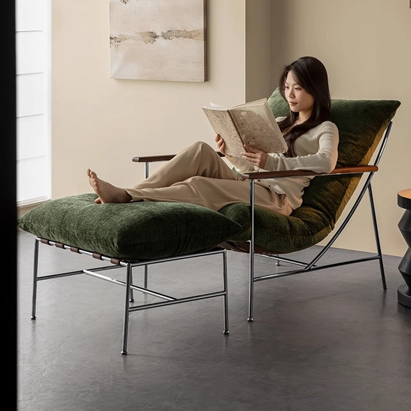 Woody Auraリラックスアームチェア | 包み込まれる座り心地で上品な