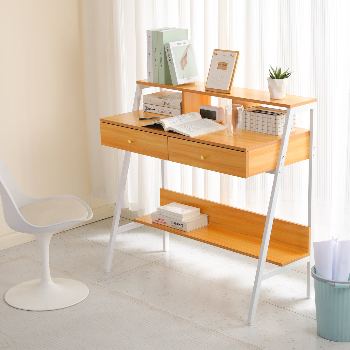 木目風足置き板付きワークデスク｜防水・耐傷性天板×足元サポート設計