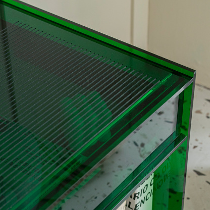 MonoLucent 引き出し付きアクリルナイトテーブル