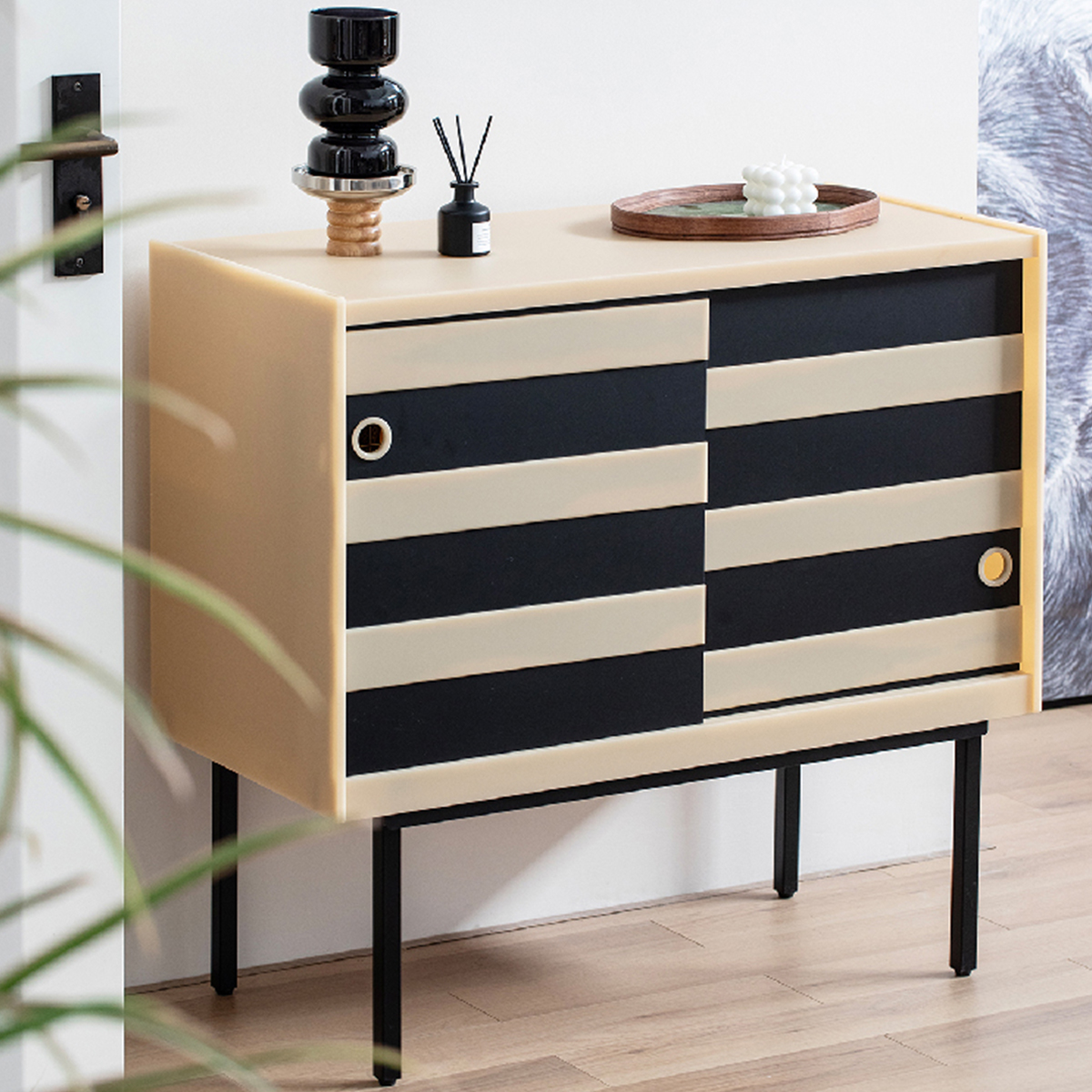 ストライプデザインキャビネット