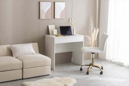 北欧風コンセント付き木製デスク | スマートに充電や整理ができる便利