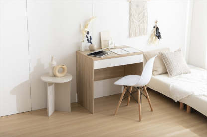 北欧風コンセント付き木製デスク | スマートに充電や整理ができる便利