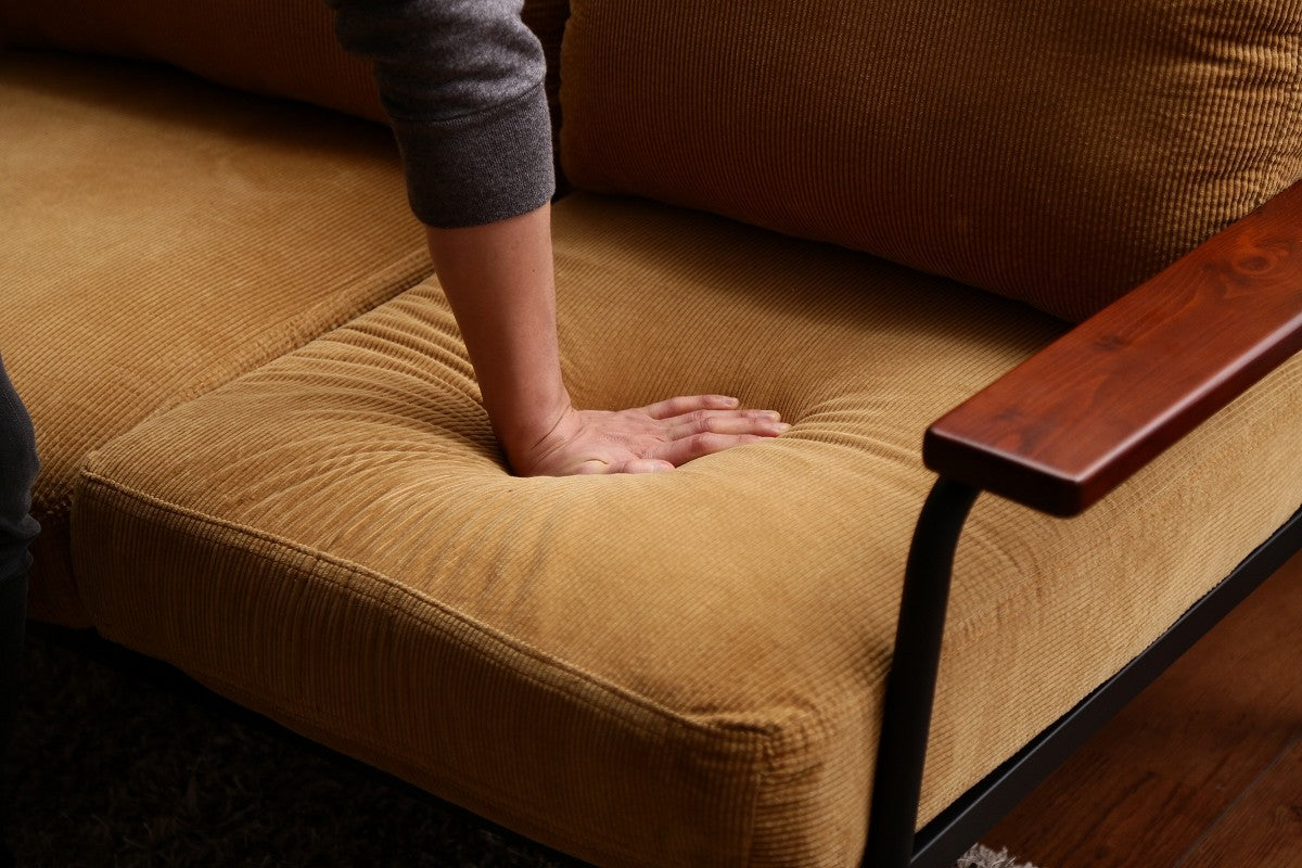 レトロモダン木肘2人掛けソファ | 風合いと座り心地をバランス